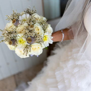 Bouquet de mariée fleurs séchées et fleurs fraîches