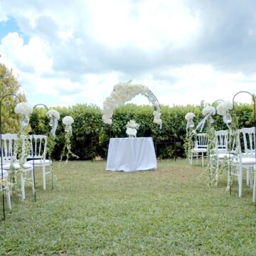 Décoration florale arche de cérémonie Laïque fleurs blanches