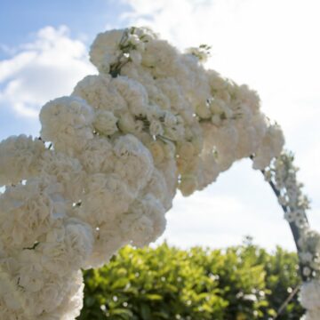 Décoration florale arche de cérémonie Laïque fleurs blanches