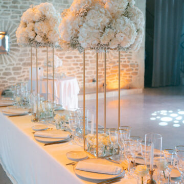 Centre de tables d'Hortensias blancs et d'oeuillets blancs.