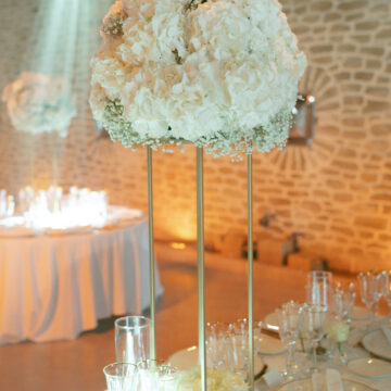 Centre de tables d'Hortensias blancs et d'oeuillets blancs.